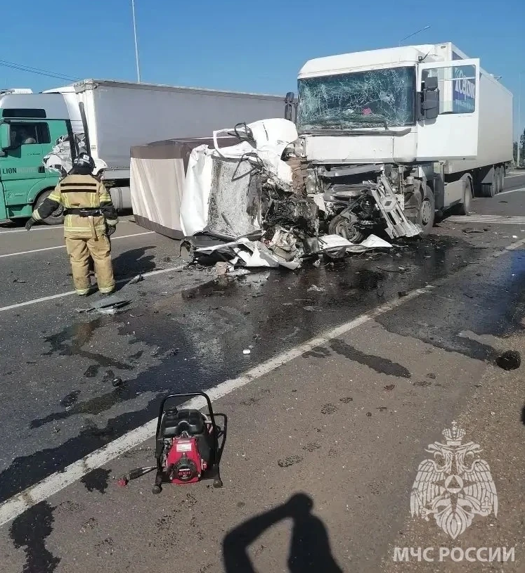 Трагедия в Переволоцком районе: в аварии с грузовиками погибли два человека