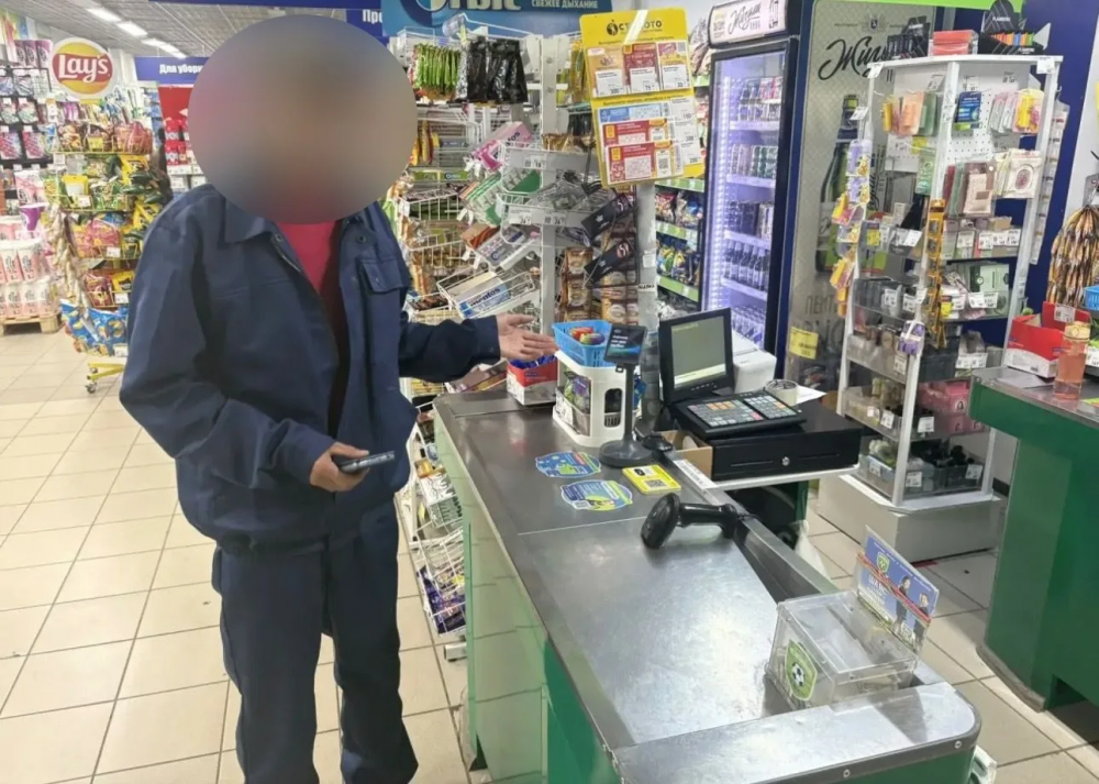 В Оренбурге задержали двоих мужчин за траты с найденной банковской карты