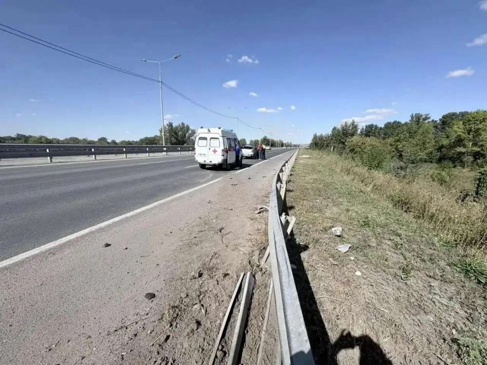 В Оренбурге водитель «Рено» сбил пешехода, а затем врезался в ограждение