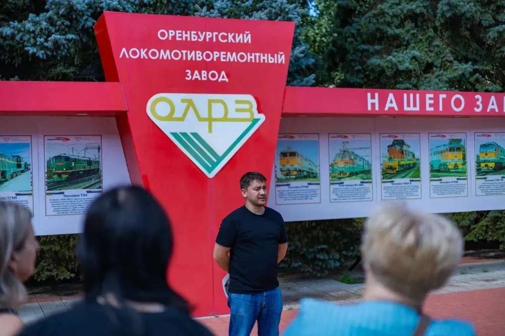 От школьной скамьи к профессии: оренбургским подросткам показали работу локомотиворемонтного завода