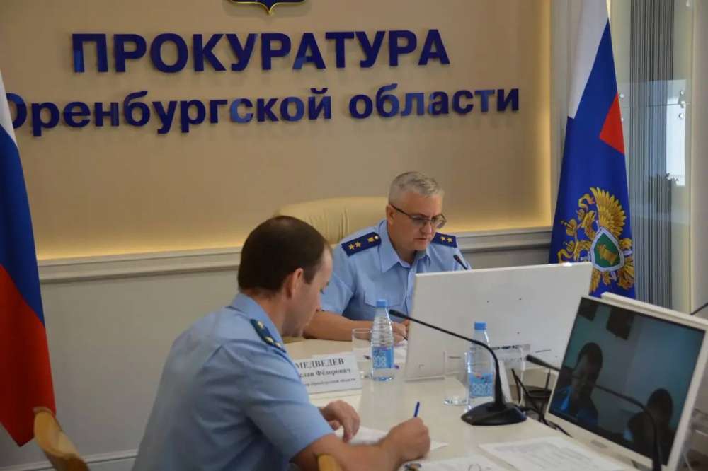 Прокурор Оренбуржья Руслан Медведев провёл онлайн‑приём жителей двух районов