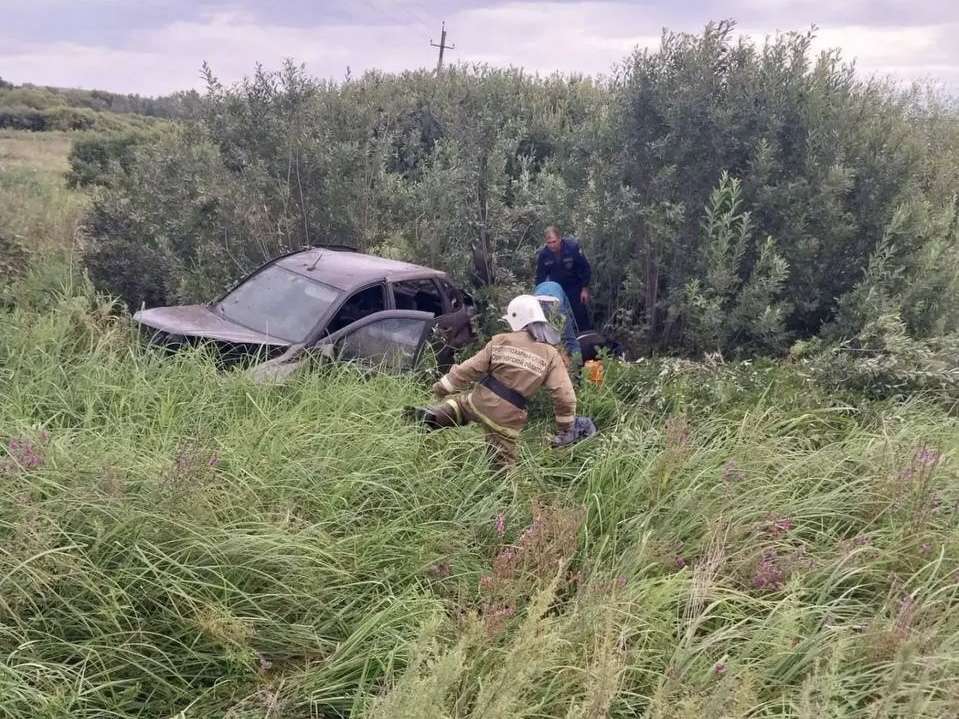 В Оренбуржье водитель пострадал после съезда автомобиля в кювет
