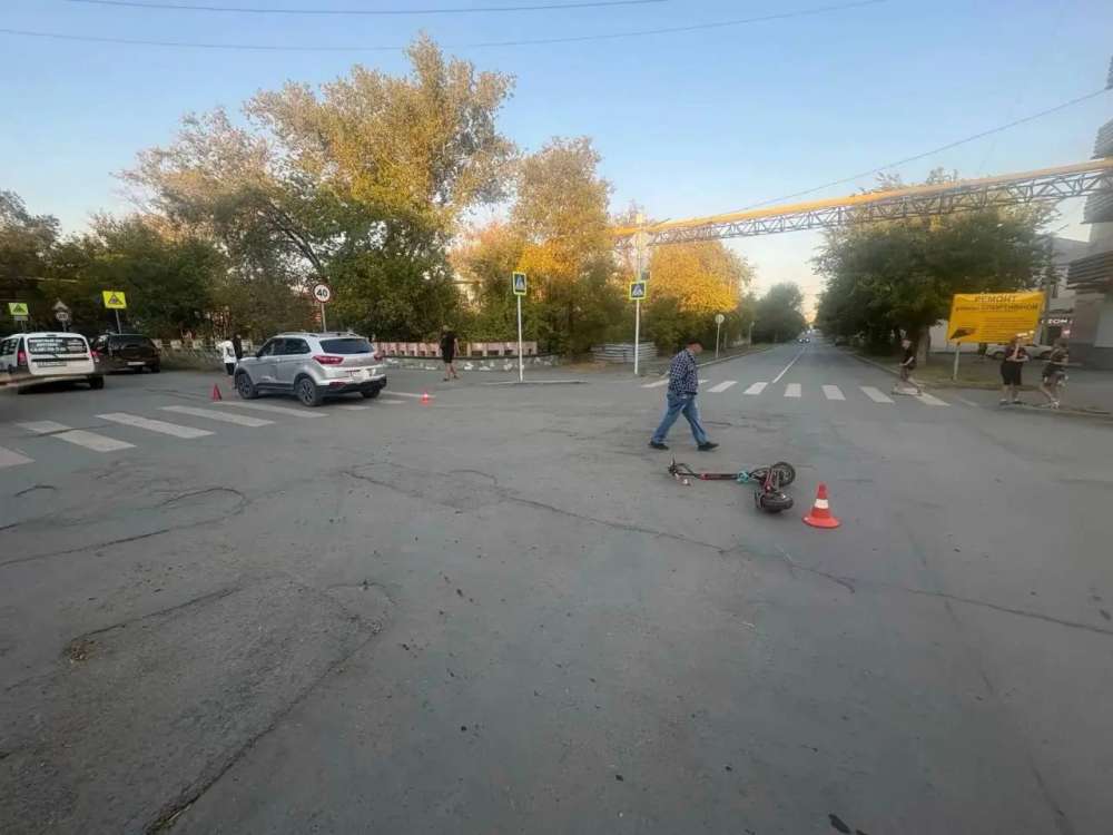 В Орске 14-летняя самокатчица попала в больницу после ДТП с автомобилем
