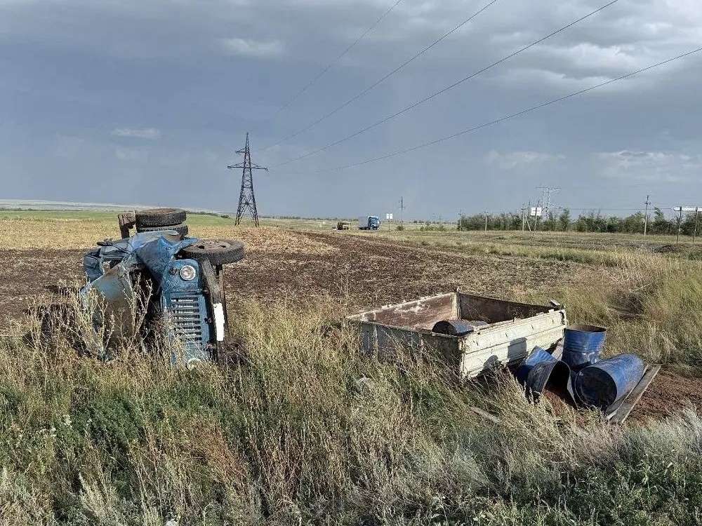 В Сорочинском округе грузовик съехал в кювет и опрокинулся, пострадал водитель