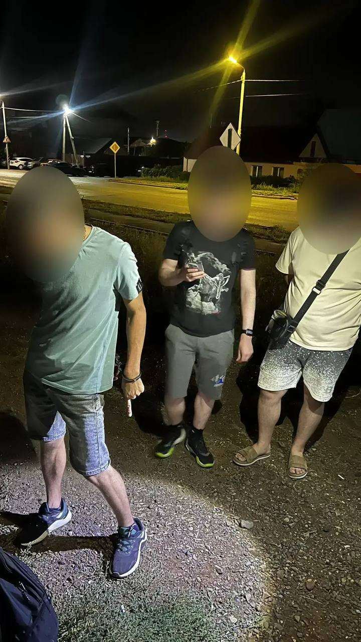 В Оренбурге полицейские задержали мужчину с мефедроном в кроссовке