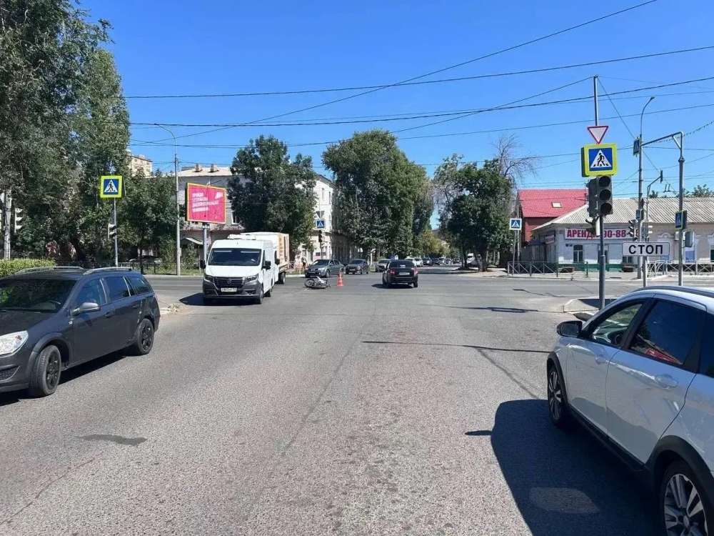 В Оренбурге на улице Цвиллинга «Опель» столкнулся с питбайком, есть пострадавший