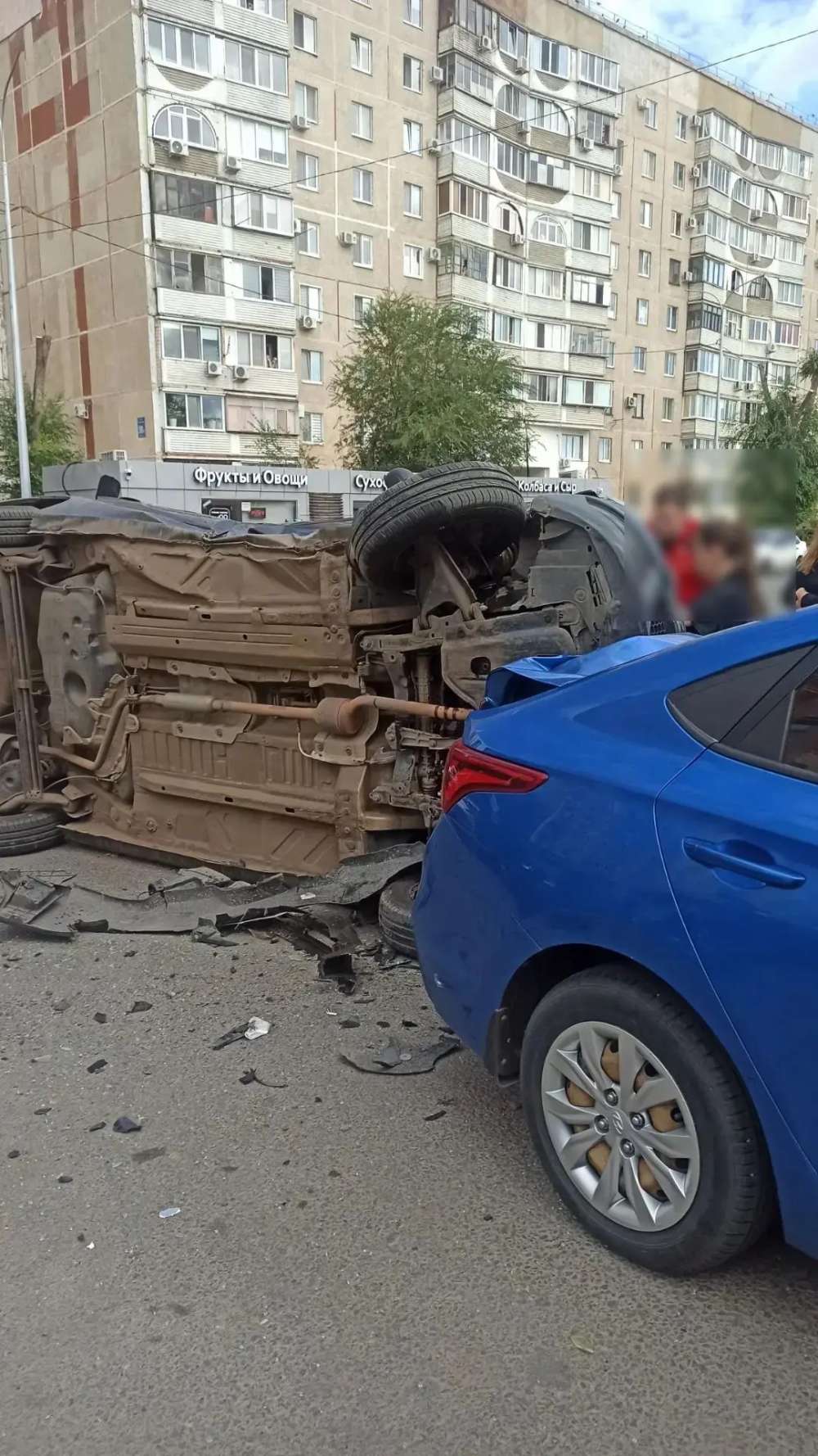 В Оренбурге столкнулись две иномарки, одна из машин перевернулась. Пострадали трое человек
