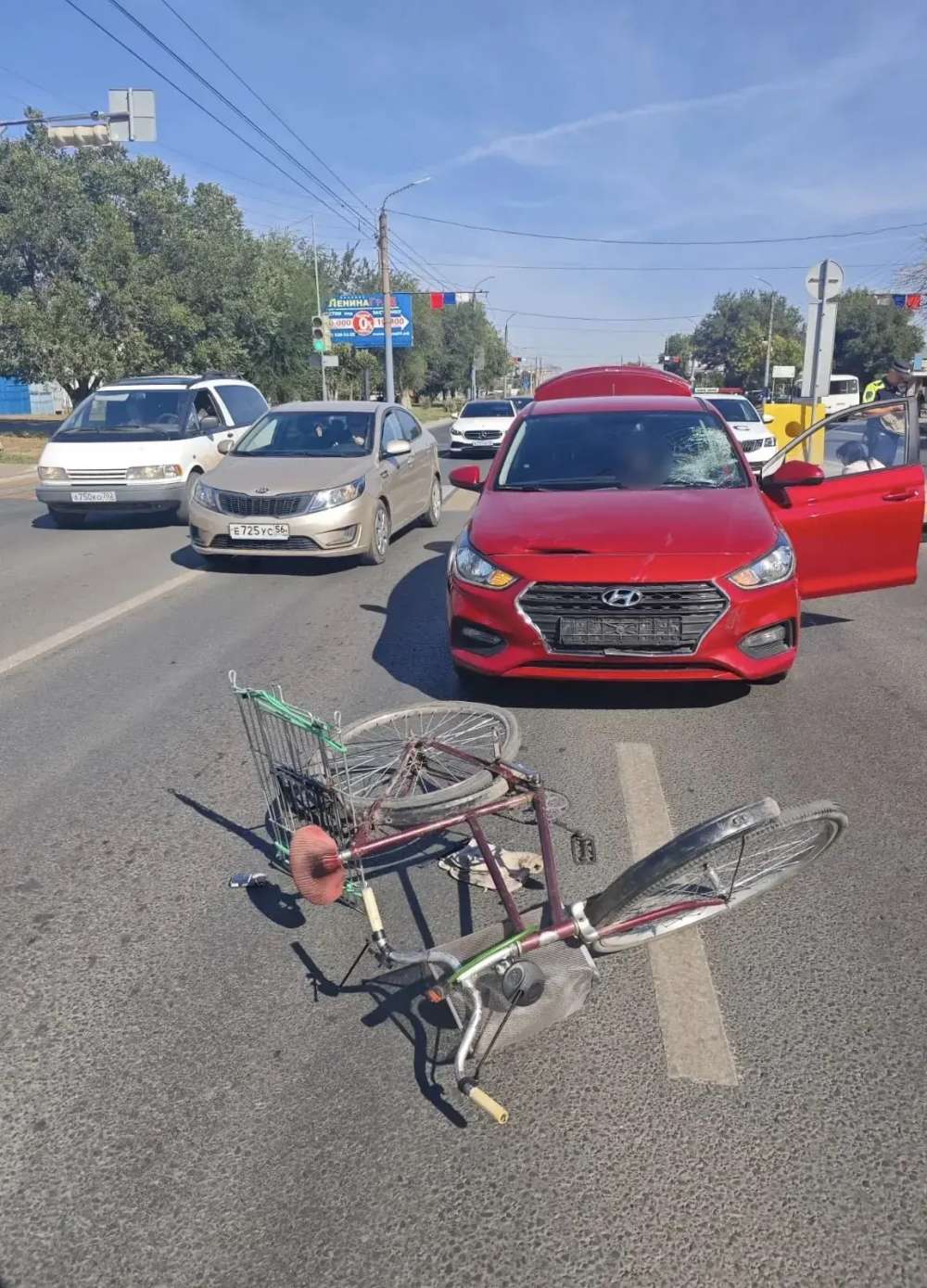 В Оренбурге иномарка на светофоре сбила велосипедиста