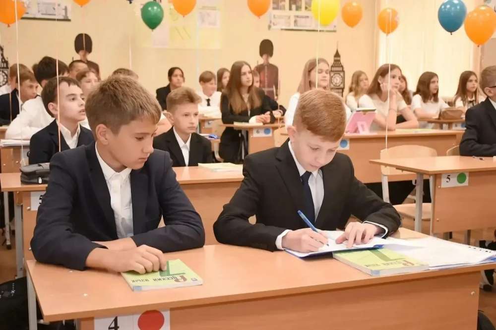В Оренбурге 1 сентября за парты сели 76 тысяч ребят