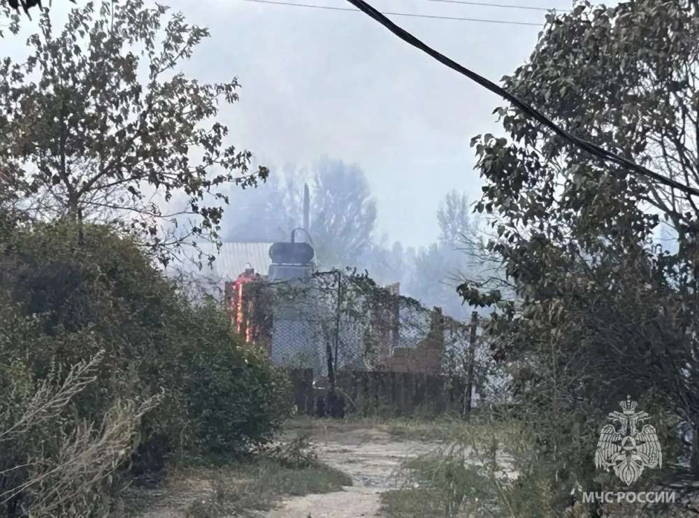 В Соль-Илецком округе огнеборцы тушат пожар в СНТ «Заря». Открытое горение ликвидировано