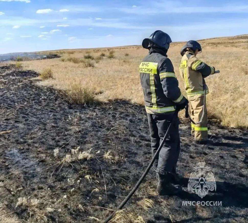В Гайском округе спасатели борются с ландшафтным пожаром