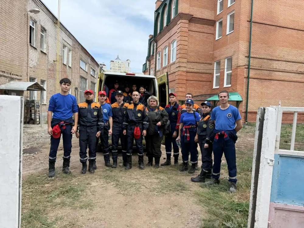 Студенты-спасатели ОГАУ помогают тушить ландшафтный пожар в Беляевском районе