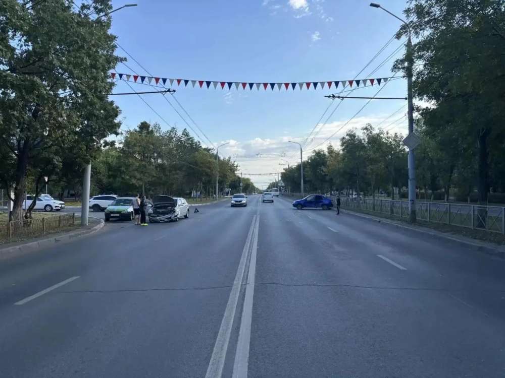 В Оренбурге при повороте «Лада» столкнулась с «Опель», пострадали женщина и ребёнок