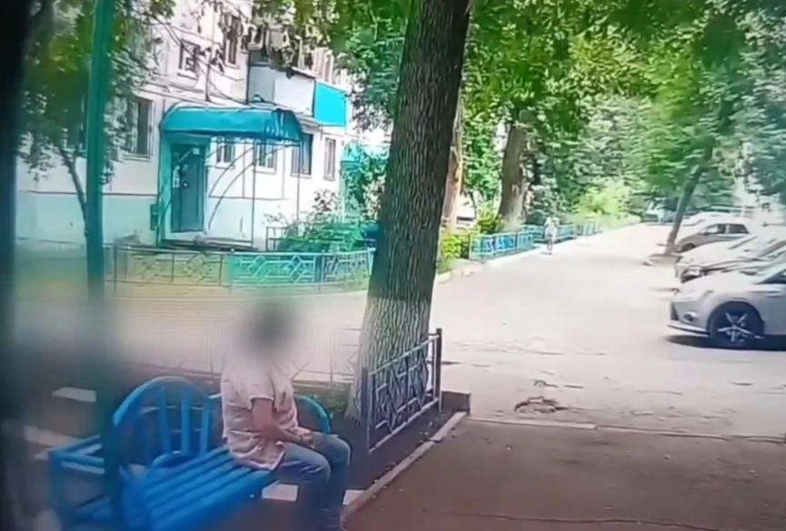 Не удержалась: в Оренбурге женщина похитила сумку, забытую соседкой у подъезда