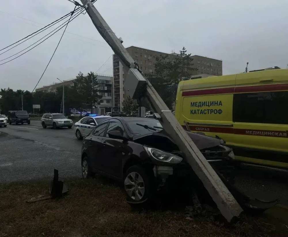 В Оренбурге водитель «Соляриса» врезался в столб, пытаясь избежать ДТП