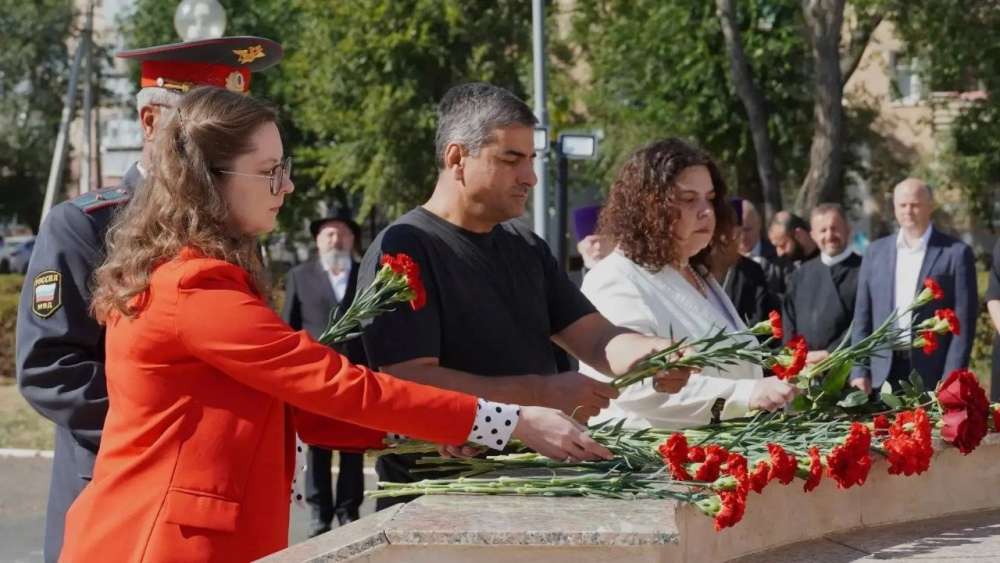 В День солидарности в борьбе с терроризмом в Оренбурге возложили цветы к мемориалу