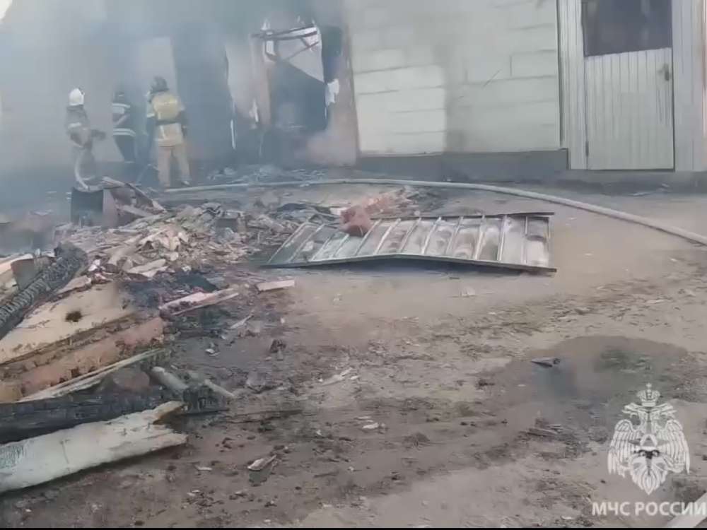 В Кваркенском районе пожар перекинулся на два дома, эвакуированы 42 человека