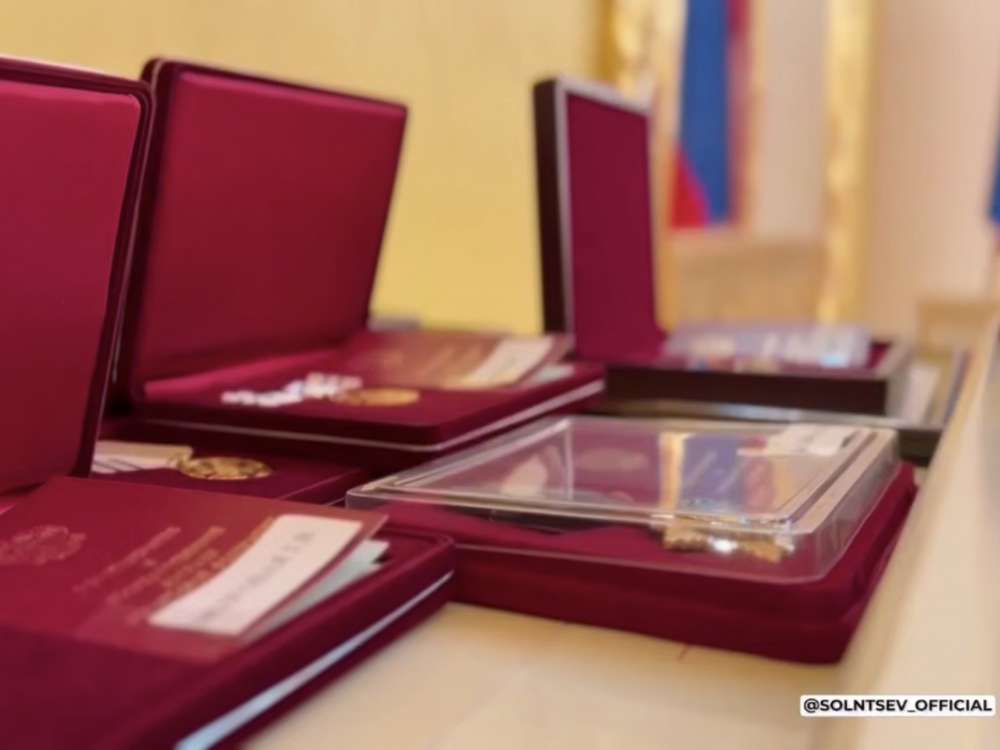 Губернатор Оренбуржья вручил госнаграды участникам СВО и многодетным семьям