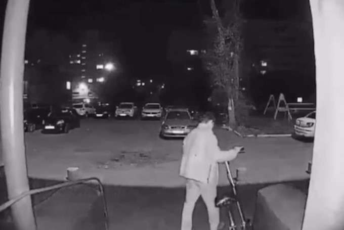 В Оренбурге мужчина украл соседский самокат ради выпивки