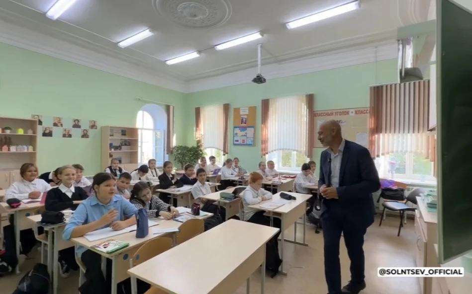 Более 27 тысяч наставников: губернатор Евгений Солнцев поздравил оренбургских педагогов с Днём учителя